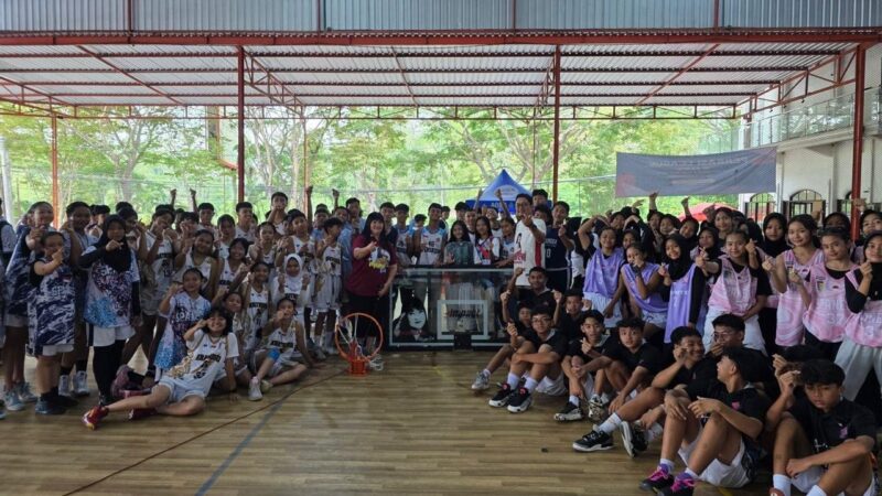 Ketua Perbasi Jatim foto bersama saat penyerahan ring bola basket di Malang Kabupaten (Sumber foto: istimewa)