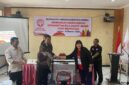 Ketua Perbasi Jatim Grace Evi Ekawati  saat menyerahkan ring basket ke Ketua DPC Perbasi Jember (Sumber foto: Sigit)