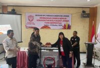 Ketua Perbasi Jatim Grace Evi Ekawati  saat menyerahkan ring basket ke Ketua DPC Perbasi Jember (Sumber foto: Sigit)