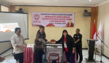 Ketua Perbasi Jatim Grace Evi Ekawati  saat menyerahkan ring basket ke Ketua DPC Perbasi Jember (Sumber foto: Sigit)