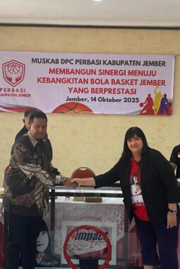 Tekan Kenakalan Remaja di Jember, Ketua Umum Perbasi Jatim Serahkan Ring Basket