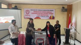 Ketua Perbasi Jatim Grace Evi Ekawati  saat menyerahkan ring basket ke Ketua DPC Perbasi Jember (Sumber foto: Sigit)