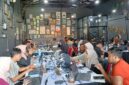 Suasana saat kafe Timeline di Jember jadi  tempat war memperebutkan visa ke Australia (Sumber foto: Sigit)