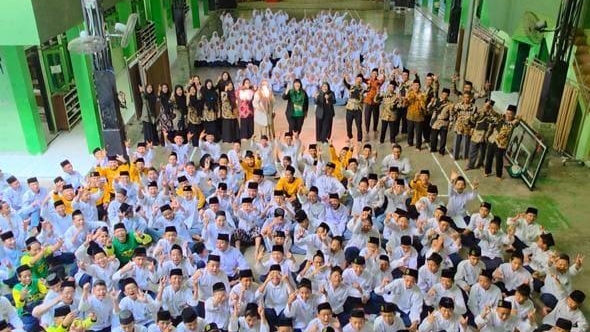 Ketua Perbasi Jatim saat foto  bersama di Ponpes Manba'ul Hikam Sidoarjo (Sumber foto: istimewa)