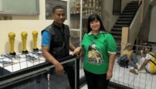 Ketua  Perbasi Jatim serahkan satu unit ring basket ke Perbasi Kabupaten Probolinggo (Sumber foto: istimewa)