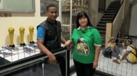 Ketua  Perbasi Jatim serahkan satu unit ring basket ke Perbasi Kabupaten Probolinggo (Sumber foto: istimewa)