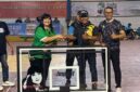 Ketua Perbasi Jatim saat menyerahkan satu unit ring basket ke Kadispora Probolinggo (Sumber foto:  Sigit)