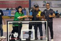 Ketua Perbasi Jatim saat menyerahkan satu unit ring basket ke Kadispora Probolinggo (Sumber foto:  Sigit)