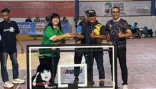 Ketua Perbasi Jatim saat menyerahkan satu unit ring basket ke Kadispora Probolinggo (Sumber foto:  Sigit)