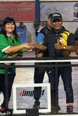 Ketua Perbasi Jatim Serahkan Satu Ring Basket untuk Lapangan Serba Guna Probolinggo