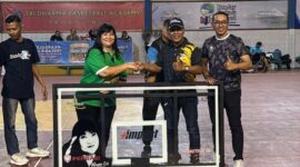 Ketua Perbasi Jatim saat menyerahkan satu unit ring basket ke Kadispora Probolinggo (Sumber foto:  Sigit)