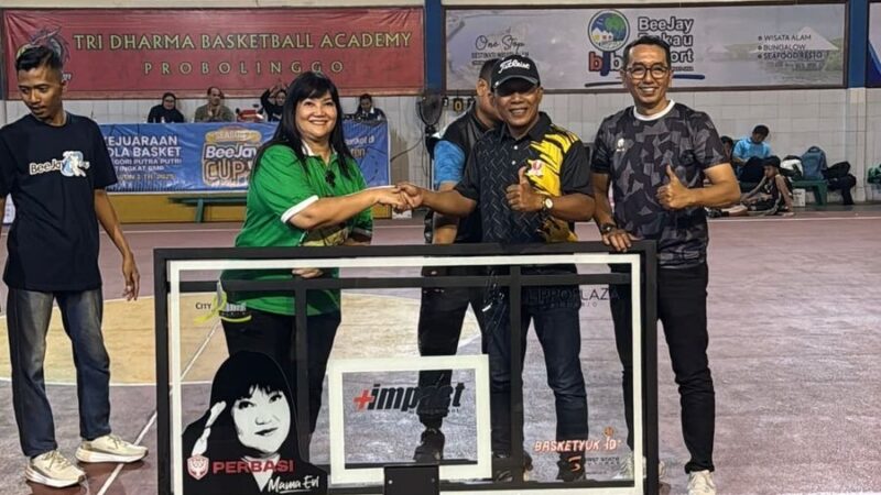 Ketua Perbasi Jatim saat menyerahkan satu unit ring basket ke Kadispora Probolinggo (Sumber foto:  Sigit)