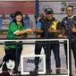 Ketua Perbasi Jatim saat menyerahkan satu unit ring basket ke Kadispora Probolinggo (Sumber foto:  Sigit)