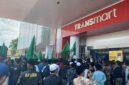Aliansi Santri Jember saat demo di Transmart (Sumber foto: Sigit)