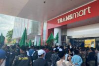 Aliansi Santri Jember saat demo di Transmart (Sumber foto: Sigit)