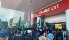 Aliansi Santri Jember saat demo di Transmart (Sumber foto: Sigit)
