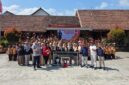 Suasana foto bersama saat Ketua Perbasi Jatim serahkan ring basket (Sumber foto: istimewa)