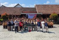 Suasana foto bersama saat Ketua Perbasi Jatim serahkan ring basket (Sumber foto: istimewa)