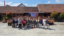 Suasana foto bersama saat Ketua Perbasi Jatim serahkan ring basket (Sumber foto: istimewa)