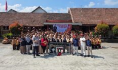 Peduli Infrastruktur Lapangan Basket, Ketua Perbasi Jatim Bagikan Ring di Kediri