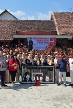 Peduli Infrastruktur Lapangan Basket, Ketua Perbasi Jatim Bagikan Ring di Kediri