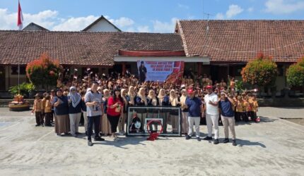 Peduli Infrastruktur Lapangan Basket, Ketua Perbasi Jatim Bagikan Ring di Kediri