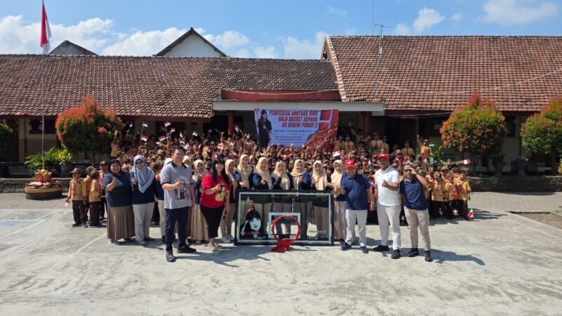 Suasana foto bersama saat Ketua Perbasi Jatim serahkan ring basket (Sumber foto: istimewa)