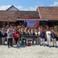 Suasana foto bersama saat Ketua Perbasi Jatim serahkan ring basket (Sumber foto: istimewa)