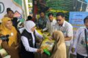 Gubernur Khofifah saat membagikan beras di Pasar Murah Jember. (Foto: Frensia/Sigit)
