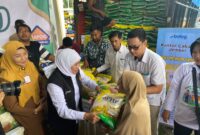 Gubernur Khofifah saat membagikan beras di Pasar Murah Jember. (Foto: Frensia/Sigit)
