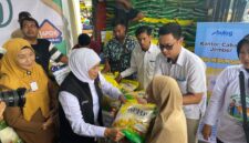 Gubernur Khofifah saat membagikan beras di Pasar Murah Jember. (Foto: Frensia/Sigit)