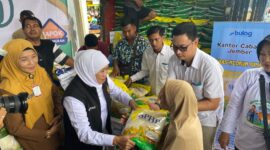 Gubernur Khofifah saat membagikan beras di Pasar Murah Jember. (Foto: Frensia/Sigit)
