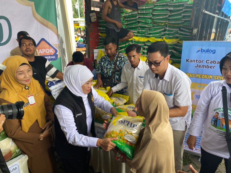 Gubernur Khofifah saat membagikan beras di Pasar Murah Jember. (Foto: Frensia/Sigit)
