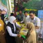 Gubernur Khofifah saat membagikan beras di Pasar Murah Jember. (Foto: Frensia/Sigit)
