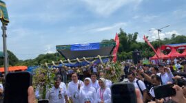 Gubernur Jatim dan Bupati Jember saat di acara penyelenggaraan inseminasi buatan di City Forest Jember. (Foto: Frensia/Sigit)