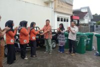 Anggota DPRD Jatim, Drs. H. Satib, M.Si menyerahkan bantuan kendaraan roda tiga. (Foto: Istimewa)