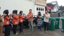 Anggota DPRD Jatim, Drs. H. Satib, M.Si menyerahkan bantuan kendaraan roda tiga. (Foto: Istimewa)