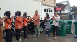 Anggota DPRD Jatim, Drs. H. Satib, M.Si menyerahkan bantuan kendaraan roda tiga. (Foto: Istimewa)