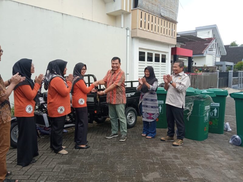 Anggota DPRD Jatim, Drs. H. Satib, M.Si menyerahkan bantuan kendaraan roda tiga. (Foto: Istimewa)