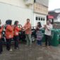 Anggota DPRD Jatim, Drs. H. Satib, M.Si menyerahkan bantuan kendaraan roda tiga. (Foto: Istimewa)