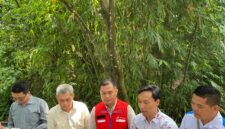 Sales Brand Manager Pertamina, Hendra Saputra (tengah) saat diwawancarai. (Sumber foto: Sigit)