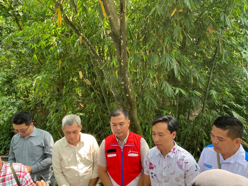 Sales Brand Manager Pertamina, Hendra Saputra (tengah) saat diwawancarai. (Sumber foto: Sigit)