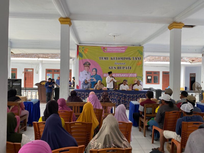 Gus Fawait saat menemui kelompok tani di Paseban Kencong (Foto: Frensia/Sigit)