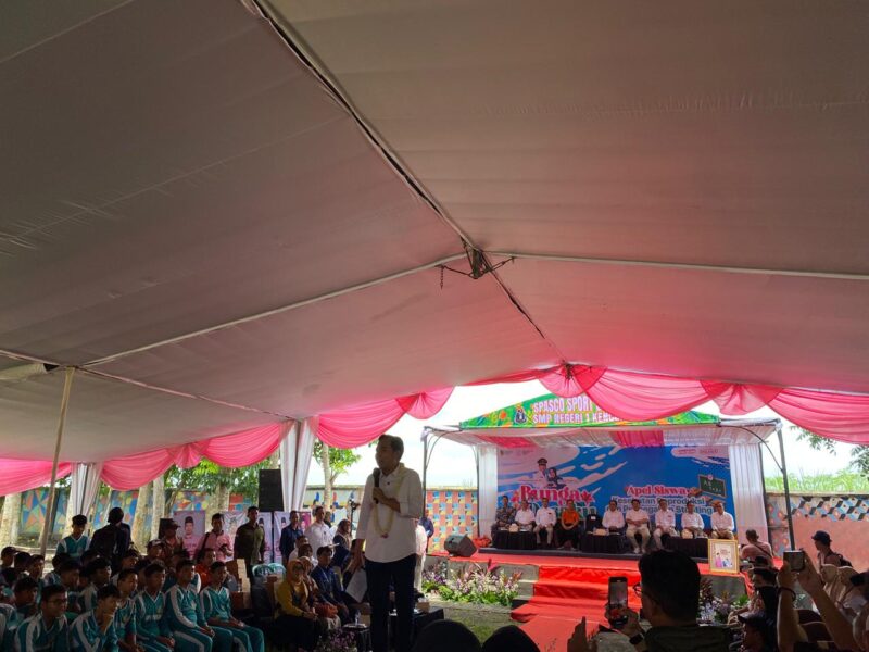 Bupati Jember saat menemui para siswa di Kencong (Foto: Frensia/Sigit)