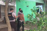 Polisi saat mengamankan prean yang diduga buat onar. (Sumber foto: istimewa)