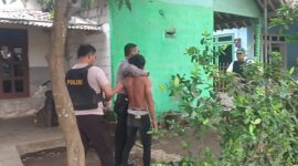 Polisi saat mengamankan prean yang diduga buat onar. (Sumber foto: istimewa)