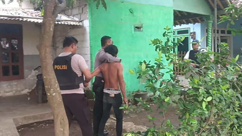 Polisi saat mengamankan prean yang diduga buat onar. (Sumber foto: istimewa)