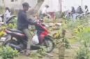 Warga Jember lintasi area pemakaman. (Sumber foto: tangkapan layar)