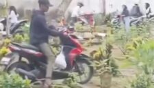 Warga Jember lintasi area pemakaman. (Sumber foto: tangkapan layar)