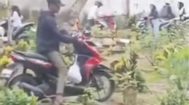 Warga Jember lintasi area pemakaman. (Sumber foto: tangkapan layar)